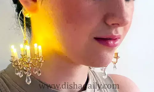 కొవ్వొత్తులతో మెరిసిపోతున్న ఇయర్ రింగ్స్.. ధర రూ.150 కన్నా తక్కువే!!
