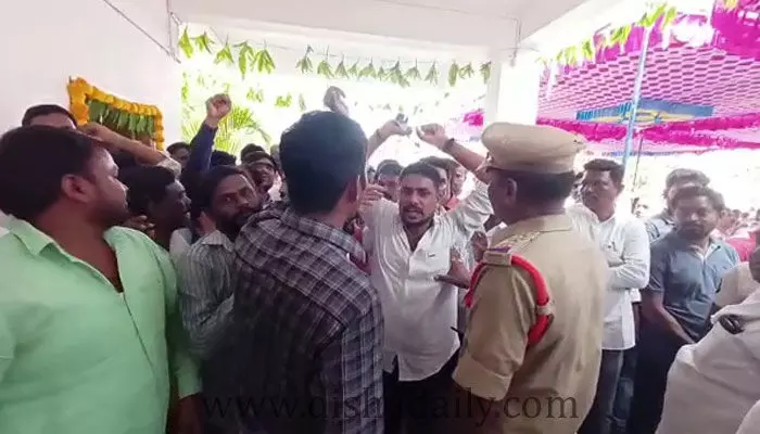 BRS లో భగ్గుమన్న వర్గ విబేధాలు.. MLC Kavitha ఎదుటే పోటాపోటీగా నినాదాలు! (వీడియో) BRS లో భగ్గుమన్న వర్గ విబేధాలు.. MLC Kavitha ఎదుటే పోటాపోటీగా నినాదాలు! (వీడియో)