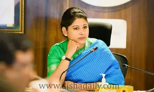 అర్ధరాత్రి స్మితా సబర్వాల్ ఇంట్లోకి చొరబడ్డ డిప్యూటీ తహసీల్దార్