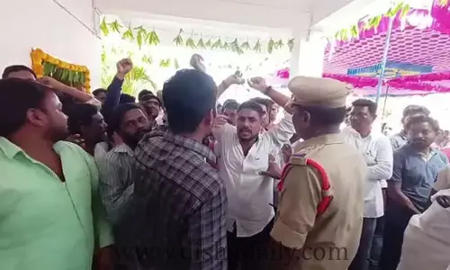 BRS లో భ‌గ్గుమ‌న్న వ‌ర్గ విబేధాలు.. MLC Kavitha ఎదుటే పోటాపోటీగా నినాదాలు! (వీడియో)