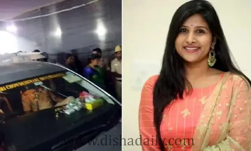 సింగర్ Mangli కారుపై రాళ్ల దాడి