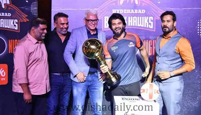 బ్లాక్ హాక్స్కు బ్రాండ్ అంబాసిడర్గా విజయ్.. గర్వంగా ఉందంటూ బ్లాక్ హాక్స్కు బ్రాండ్ అంబాసిడర్గా విజయ్.. గర్వంగా ఉందంటూ
