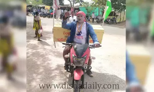 పవన్ వీరాభిమాని సందడి.. పల్నాడు సమస్యల పెట్టెతో..