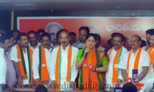 కేసీఆర్ వీఆర్ఎస్ తీసుకుని వెళ్లిపో.. : విజయశాంతి