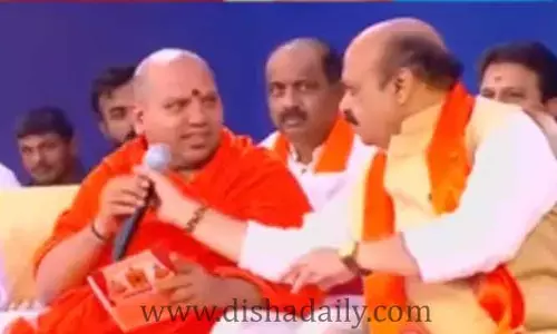 స్వామీజీ మాట్లాడుతుండగానే మైక్ లాక్కున్న CM.. వైరలవుతోన్న వీడియో