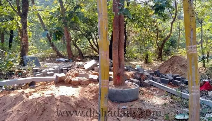 వివాదంలో ఫారెస్ట్ పోలీసులు.. సారాలమ్మ గుడిని కూల్చీవేడంతో తీవ్ర ఉద్రిక్తత(వీడియో) వివాదంలో ఫారెస్ట్ పోలీసులు.. సారాలమ్మ గుడిని కూల్చీవేడంతో తీవ్ర ఉద్రిక్తత(వీడియో)