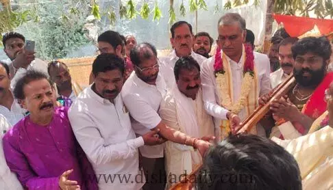శివాలయ పున:ప్రతిష్ఠాపనకు పోటెత్తిన భక్తులు శివాలయ పున:ప్రతిష్ఠాపనకు పోటెత్తిన భక్తులు