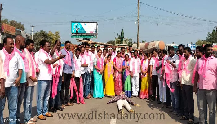 హుజురాబాద్ లో బీజేపీ దిష్టి బొమ్మ దహనం హుజురాబాద్ లో బీజేపీ దిష్టి బొమ్మ దహనం