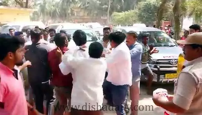 Avanigadda వైసీపీలో భగ్గుమన్న విభేదాలు.. చెప్పులతో కొట్లాట (Video) Avanigadda వైసీపీలో భగ్గుమన్న విభేదాలు.. చెప్పులతో కొట్లాట (Video)