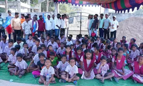 పీఈటీ కోసం విద్యార్ధుల ధర్నా