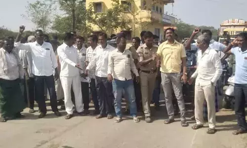 పెళ్లాం పుస్తెలమ్మీ డీడీలు తీశాం.. అయినా ఇంకా ఇస్తలేరు