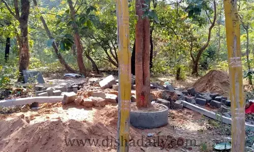 వివాదంలో ఫారెస్ట్ పోలీసులు.. సారాలమ్మ గుడిని కూల్చీవేడంతో తీవ్ర ఉద్రిక్తత(వీడియో)