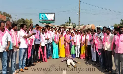 హుజురాబాద్ లో బీజేపీ దిష్టి బొమ్మ దహనం