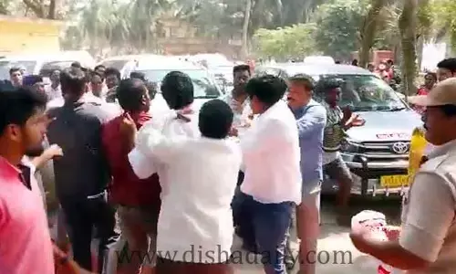 Avanigadda వైసీపీలో భగ్గుమన్న విభేదాలు.. చెప్పులతో కొట్లాట (Video)