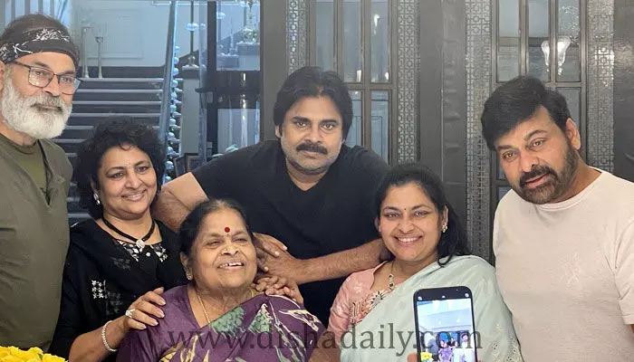 జన్మజన్మలు నీకు బిడ్డలుగా పుట్టాలి.. మెగాస్టార్ ఎమోషనల్ జన్మజన్మలు నీకు బిడ్డలుగా పుట్టాలి.. మెగాస్టార్ ఎమోషనల్