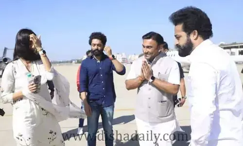 బెంగళూర్ చేరుకున్న తారక్, కళ్యాణ్ రామ్.. వీడియో