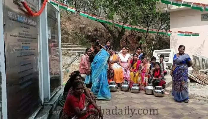 మల్లాపూర్లో రిజర్వాయర్ను ముట్టడించిన మహిళలు మల్లాపూర్లో రిజర్వాయర్ను ముట్టడించిన మహిళలు