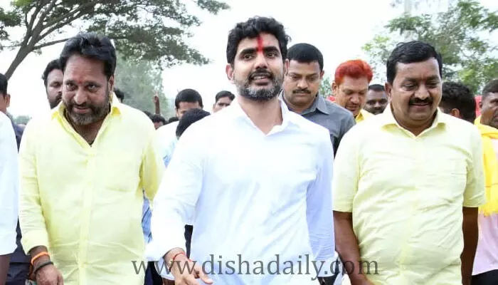 Karnataka లో డీజిల్ కొట్టించిన లోకేష్.. ఏపీలో రేట్లపై విమర్శలు Karnataka లో డీజిల్ కొట్టించిన లోకేష్.. ఏపీలో రేట్లపై విమర్శలు
