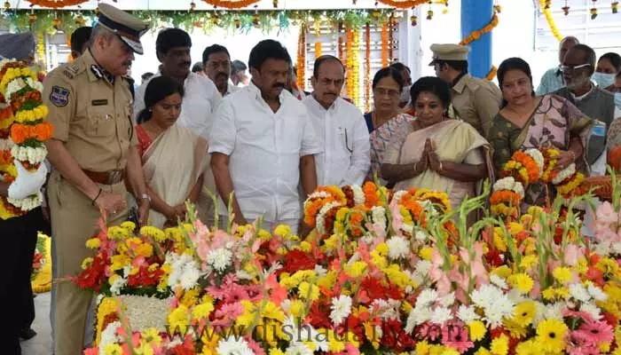 మహాత్మా గాంధీకి గవర్నర్ తమిళిసై నివాళి మహాత్మా గాంధీకి గవర్నర్ తమిళిసై నివాళి
