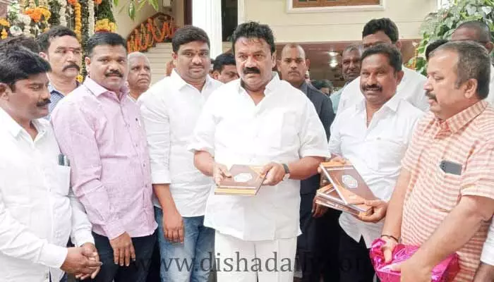ఉద్యోగుల సమస్యలకు కృషి చేస్తా.. మంత్రి తలసాని శ్రీనివాస్ హామీ ఉద్యోగుల సమస్యలకు కృషి చేస్తా.. మంత్రి తలసాని శ్రీనివాస్ హామీ