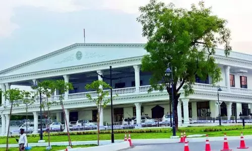 Pragathi Bhavan బ్రేకింగ్ : ప్రగతి భవన్ ఎదుట కుటుంబం ఆత్మహత్యాయత్నం