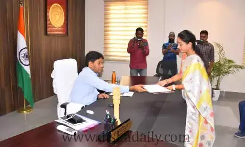 కలెక్టరేట్‌కు భోగ శ్రావణి.. రాజీనామాపై క్లారిటీ తీసుకున్న కలెక్టర్ రవి