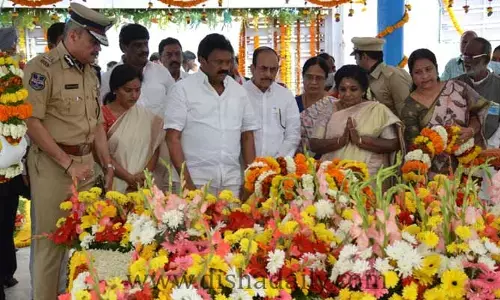 మ‌హాత్మా గాంధీకి గవర్నర్‌ తమిళిసై నివాళి