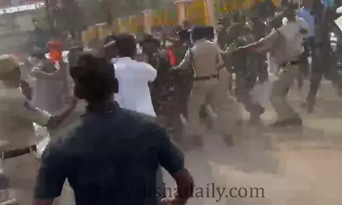 మంత్రి కేటీఆర్ కరీంనగర్ పర్యటనలో ఉద్రిక్తత.. కన్వాయ్‌కి అడ్డుపడ్డ ఏబీవీపీ నాయకులు (వీడియో)