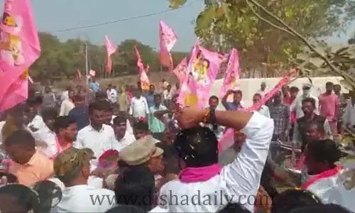 కేటీఆర్ కాన్వాయ్‌ను అడ్డగించిన ఎన్‌ఎస్‌యూఐ నేత‌లు.. విద్యార్థులపై దాడి చేసిన బీఆర్ఎస్ లీడర్లు (వీడియో)