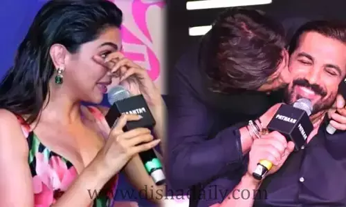అబ్రహంను ముద్దుపెట్టుకున్న షారుఖ్.. ఎమోషనలైన దీపిక (వీడియో)