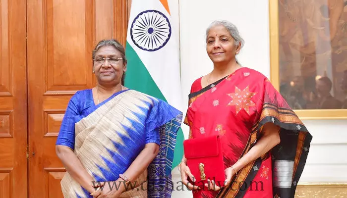 బడ్జెట్ ట్యాబ్తో రాష్ట్రపతి భవన్కు Nirmala Sitharaman బడ్జెట్ ట్యాబ్తో రాష్ట్రపతి భవన్కు Nirmala Sitharaman