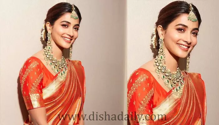 చీర కట్టుతో అబ్బురపరిచిన బుట్ట బొమ్మ.. ఆ అందానికి ఫ్యాన్స్ ఫిదా! చీర కట్టుతో అబ్బురపరిచిన బుట్ట బొమ్మ.. ఆ అందానికి ఫ్యాన్స్ ఫిదా!