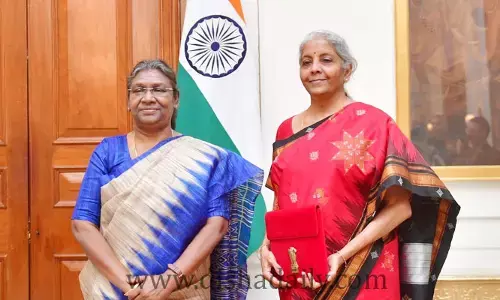 బడ్జెట్ ట్యాబ్‌తో రాష్ట్రపతి భవన్‌కు Nirmala Sitharaman