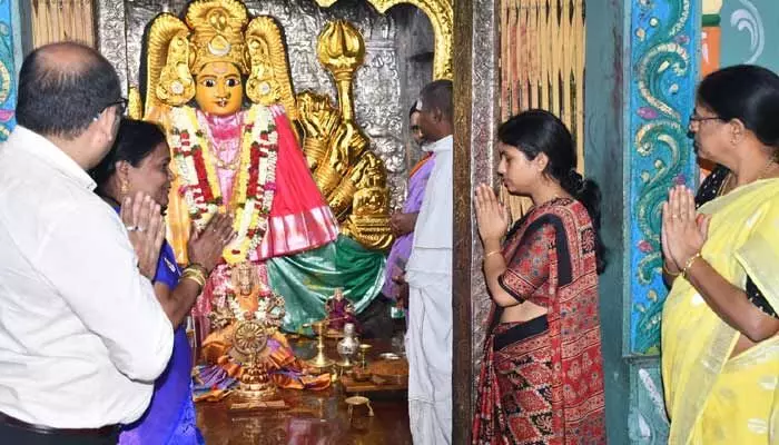 భద్రకాళి అమ్మవారిని దర్శించుకున్న నూతన కలెక్టర్... భద్రకాళి అమ్మవారిని దర్శించుకున్న నూతన కలెక్టర్...