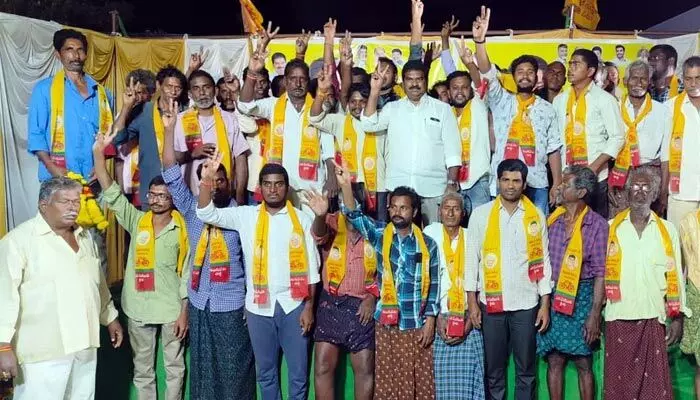 Darmavaramలో సీన్ రివర్స్... వైసీపీ నుంచి టీడీపీలోకి 80 కుటుంబాలు Darmavaramలో సీన్ రివర్స్... వైసీపీ నుంచి టీడీపీలోకి 80 కుటుంబాలు