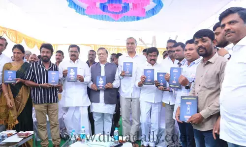 జర్నలిస్టుల హెల్త్ కార్డులు, ఇండ్ల స్థలాలపై ప్రభుత్వం తగిన నిర్ణయం తీసుకుంటుంది: మంత్రి హరీష్ రావు