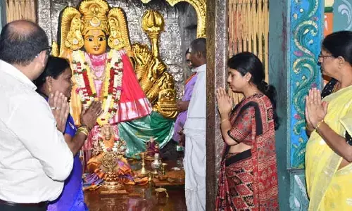 భద్రకాళి అమ్మవారిని దర్శించుకున్న నూతన కలెక్టర్...