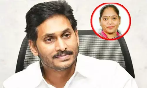 ట్విస్టుల మీద ట్విస్టులు.. Cm Jagan వెంటే ఆమె ప్రయాణం