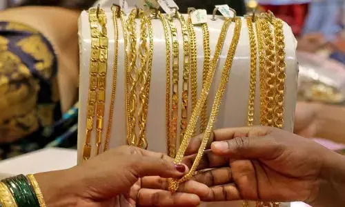 నేడు భారీగా తగ్గిన బంగారం, వెండి ధరలు