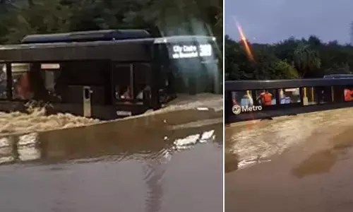 నీళ్లలో ప్రయాణం చేస్తున్న మెట్రో.... (వీడియో)