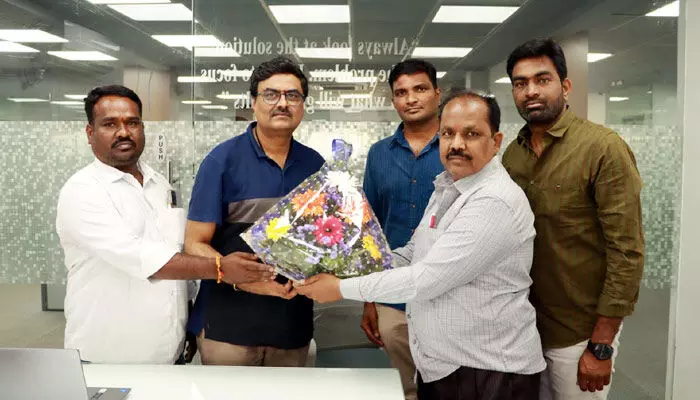 పుష్ప పుష్ప.. వేద నుంచి వీడియో సాంగ్ రిలీజ్ చేసిన వివేక్ కూచిబొట్ల! పుష్ప పుష్ప.. వేద నుంచి వీడియో సాంగ్ రిలీజ్ చేసిన వివేక్ కూచిబొట్ల!
