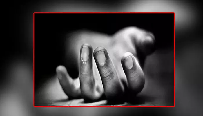 రంగారెడ్డిలో విషాదం.. భార్య చూస్తుండగానే భర్త సూసైడ్ రంగారెడ్డిలో విషాదం.. భార్య చూస్తుండగానే భర్త సూసైడ్