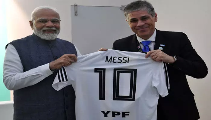 మోడీకి మెస్సీ జెర్సీ గిఫ్ట్! మోడీకి మెస్సీ జెర్సీ గిఫ్ట్!