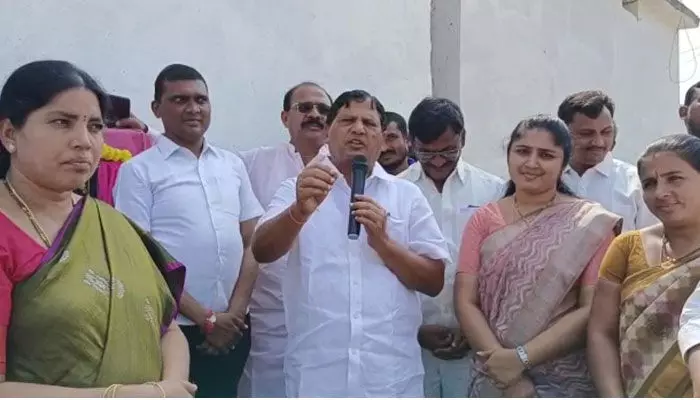 KCR వేసిన రోడ్లపై నడవొద్దు: BRS ఎమ్మెల్యే భాస్కర్ రావు సంచలన వ్యాఖ్యలు KCR వేసిన రోడ్లపై నడవొద్దు: BRS ఎమ్మెల్యే భాస్కర్ రావు సంచలన వ్యాఖ్యలు