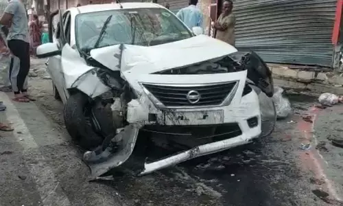 HYD: 180 స్పీడ్‌తో దుకాణాల్లోకి దూసుకెళ్లిన కారు