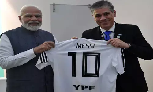 మోడీకి మెస్సీ జెర్సీ గిఫ్ట్!