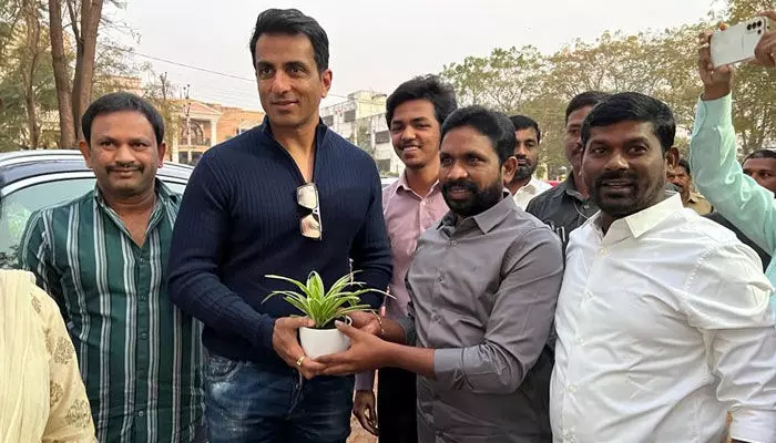 నేచర్ క్యూర్ ఆసుపత్రిని సందర్శించిన నటుడు Sonu Sood నేచర్ క్యూర్ ఆసుపత్రిని సందర్శించిన నటుడు Sonu Sood