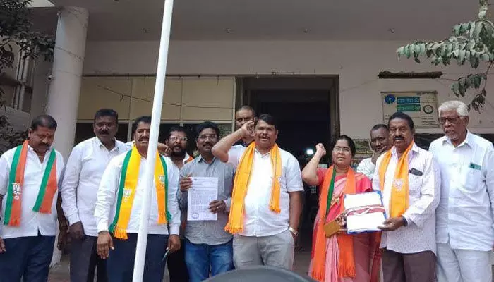 ప్రభుత్వ భూమిని పట్టా భూమిగా చూపించారు ప్రభుత్వ భూమిని పట్టా భూమిగా చూపించారు