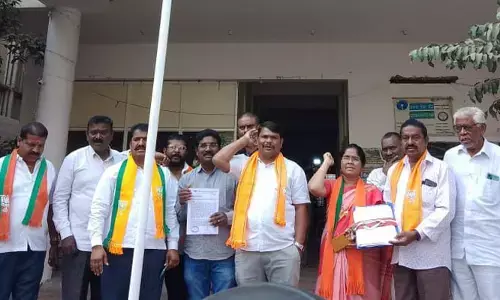ప్రభుత్వ భూమిని పట్టా భూమిగా చూపించారు