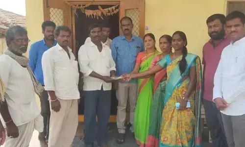 కౌలు రైతు పంట ధ్వంసం.. రైతును ఆదుకున్న ఎంపీ